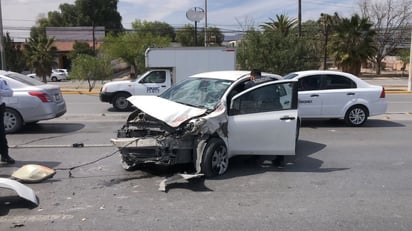 Tras un accidente deja al vehículo totalmente destrozado y prensado