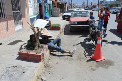 Motociclista de Monclova se desmaya y cae de su caballo de acero