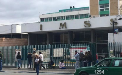 IMSS separa del cargo a 5 trabajadores por enviar a bebé a fosa común