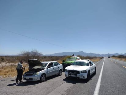 Vehículo arde en carretera 57