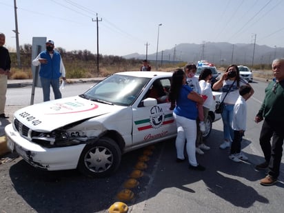 Un tráiler embiste taxi donde iban pasajeros