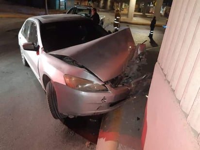 Conductor estrella su auto contra puente centenario