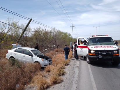 Mujer vuelca y choca su vehículo en la carretera 30