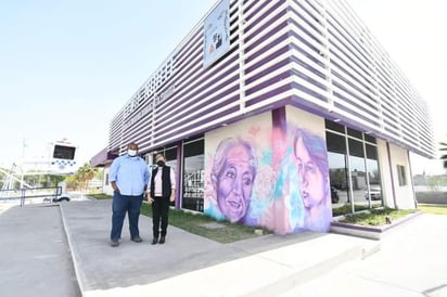 Artista plasma mural en CEDIF Norte en honor a la labor y lucha de las mujeres