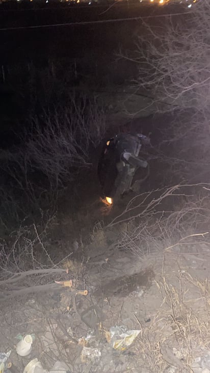 Vehículo vuelca en los Puentes Cuates de Castaños y cae a barranco