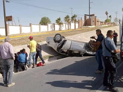 Dos mujeres lesionadas dejó aparatosa volcadura en Piedras Negras