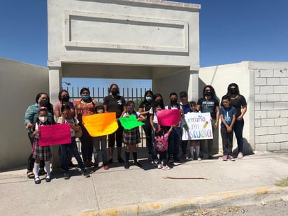 Padres de familia e infantes se manifiestan en una primaria de Monclova