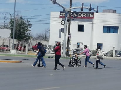 Personas con discapacidad se arriesgan en bulevar Pape