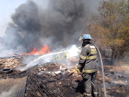 Calles de la colonia Deportivo de Monclova se evacúan por incendio