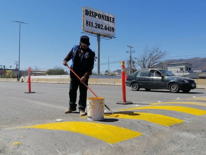 Transporte y Vialidad instala vialetas y bordos en límites de Castaños y Monclova 