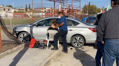 Mujer choca contra barda del club Zorros