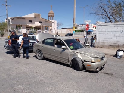 Mujer manejaba con bebé en brazos y choca