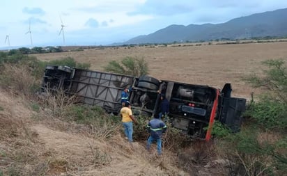 Vuelca autobús que transportaba a migrantes