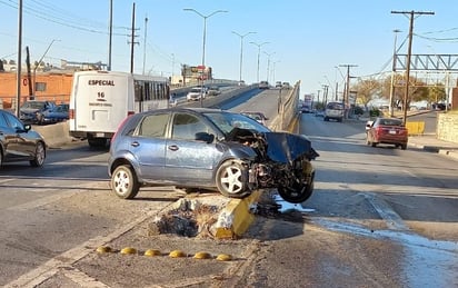 Conductor estrella su auto en el puente vehicular de la calle Zaragoza