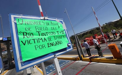 Toman caseta en autopista Toluca-Tenango y dan paso libre a autos