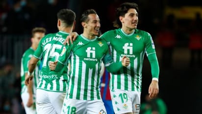 Los 'jefes' del Betis celebran la renovación de Guardado, o el 'wey', como le dicen al mexicano en el vestuario