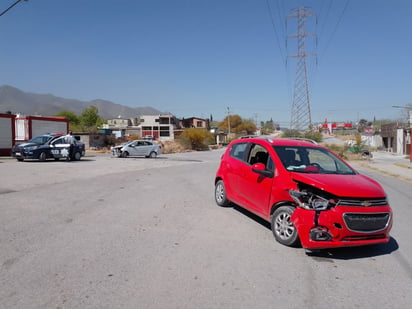 Conductor ignora alto y provoca choque en la colonia Obrera Sur de Monclova