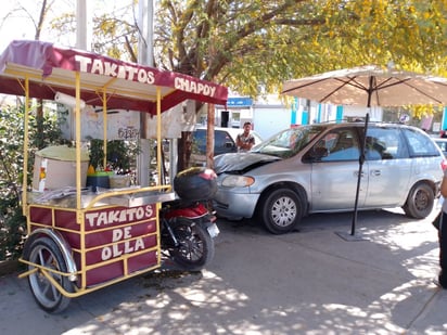 Taquero es arrollado, tras fuerte choque en la colonia Guadalupe de Monclova