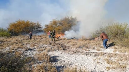 Incendio forestal pone en peligro la Poza Azul del pueblo Mágico de Cuarto Ciénegas