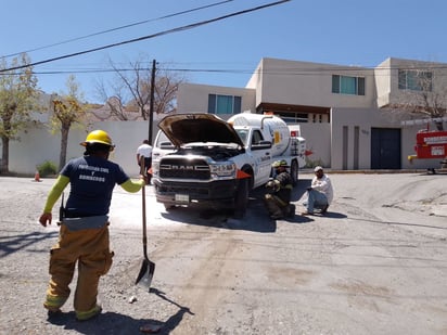 Cortocircuito genera incendio en pipa de gas LP