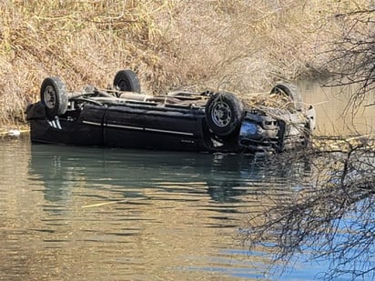 ¡Tras persecución de película! Traficante se avienta con camioneta al río Bravo; traía 9 migrantes