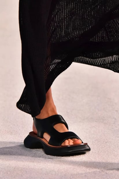 Sandalias de suela track, el diseño en tendencia de 2022