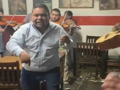 VIDEO: Captan a alcalde de San Juan de Sabinas bailando y bebiendo en cantina