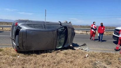 Dama vuelca en la carretera Monclova-Sabinas y resulta afortunadamente ilesa