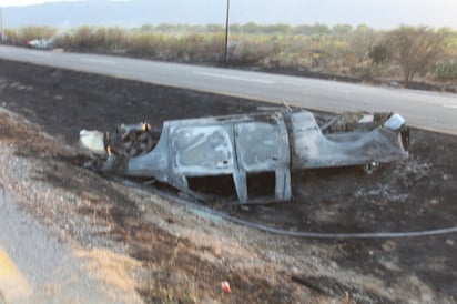 Camioneta termina calcinada tras volcar en la carretera 57