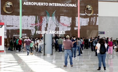 Familias van de paseo al aeropuerto