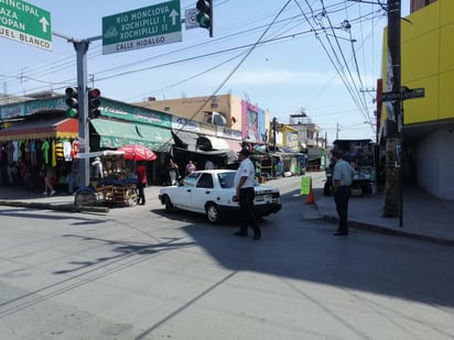 Tráiler derriba poste en la Zona Centro 