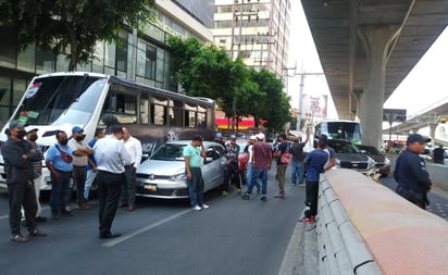 Bloquean taxistas y comerciantes Periférico Norte