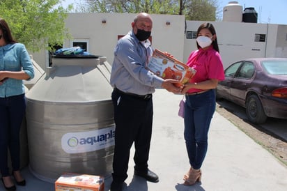 Dos jardines de niños son beneficiados con tinacos, bombas de agua y herrajes