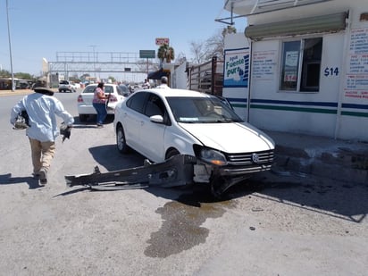 Mujer estrella su auto contra banqueta en la colonia Emiliano Zapata de Monclova