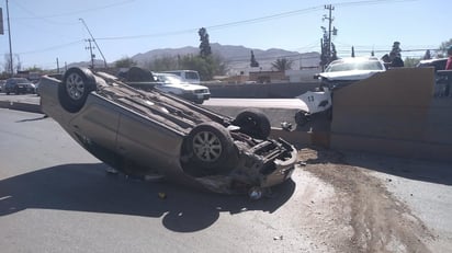 Automovilista choca y vuelca sobre el bulevar Pape en Monclova