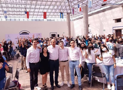 Jóvenes estudiantes participan en mesas de trabajo con el municipio