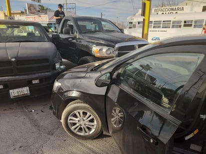 Conductor da vuelta prohibida y provoca choque en la colonia San Francisco.