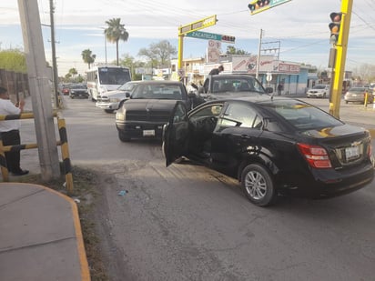 Conductor da vuelta prohibida y choca en Monclova 