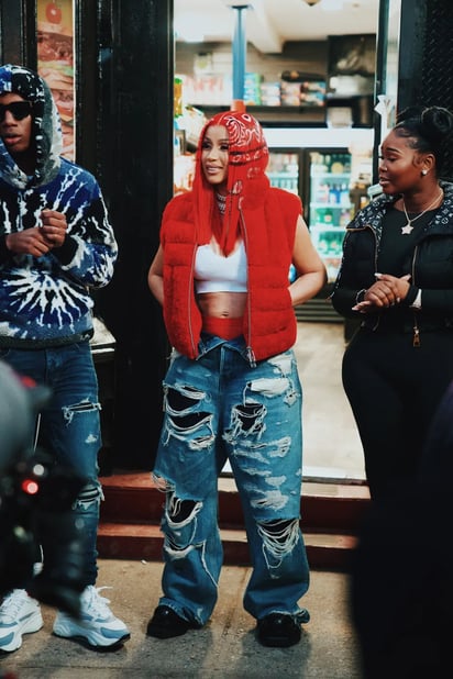 Cardi B tiene los baggy jeans más espectaculares al estilo noventero