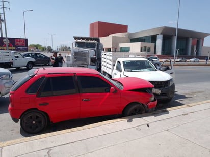 Chofer de torton protagoniza choque y causa caos vial en el bulevar Harold R. Pape de Monclova