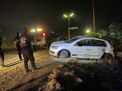 Conductor abandona su auto, tras sufrir una salida de camino en la avenida Puerta 4 de Monclova