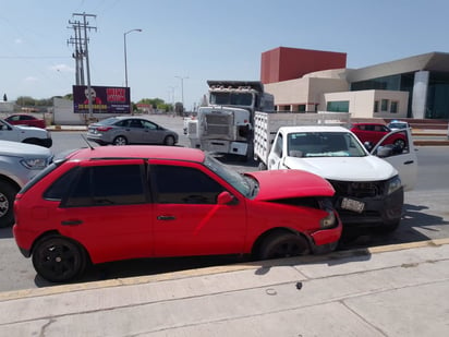 Chofer de torton protagoniza choque y causa caos vial en el bulevar Pape