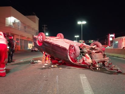 Socorristas de Cruz Roja arrebatan a conductor de los brazos de la muerte