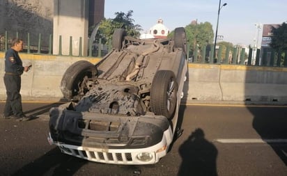 Choque y volcadura colapsan circulación en Periférico Norte