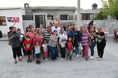 Alcalde, acompaña a vecinas de la dos de abril, en el aniversario de la colonia