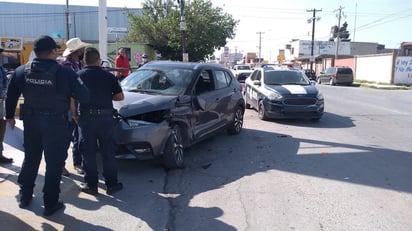 Conductor invade carril y provoca choque en el sector el Pueblo de Monclova