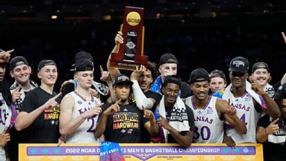 Kansas remonta ante North Carolina y conquista título de básquetbol varonil de NCAA