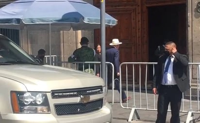 Ken Salazar visita a AMLO tras acusaciones contra EU