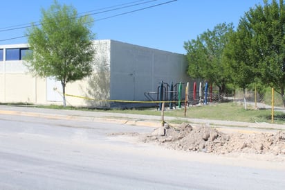 Hombre se quita la vida colgándose en el patio de dispensario medico 