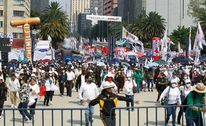 Simpatizantes de AMLO arriban al Monumento a la Revolución a mitin